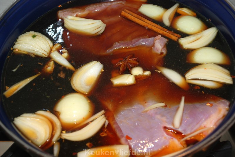 Gekarameliseerd Oosters buikspek Gekarameliseerd Oosters buikspek