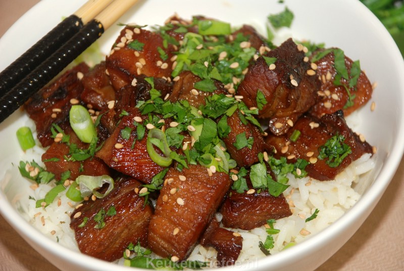 Gekarameliseerd Oosters buikspek Gekarameliseerd Oosters buikspek