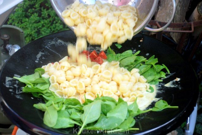 Pasta met garnalen in pesto-roomsaus