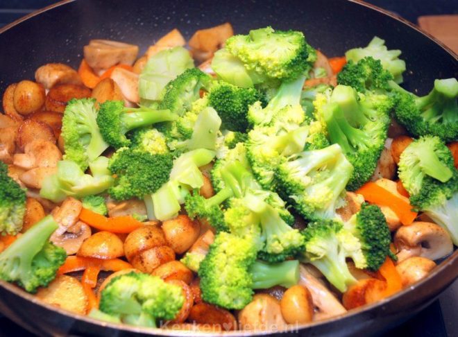 Warm de broccoli en kip mee
