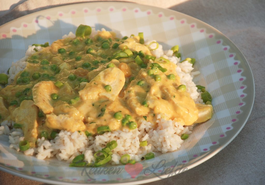 Romige kip-kerrie met doperwten en rozijnen