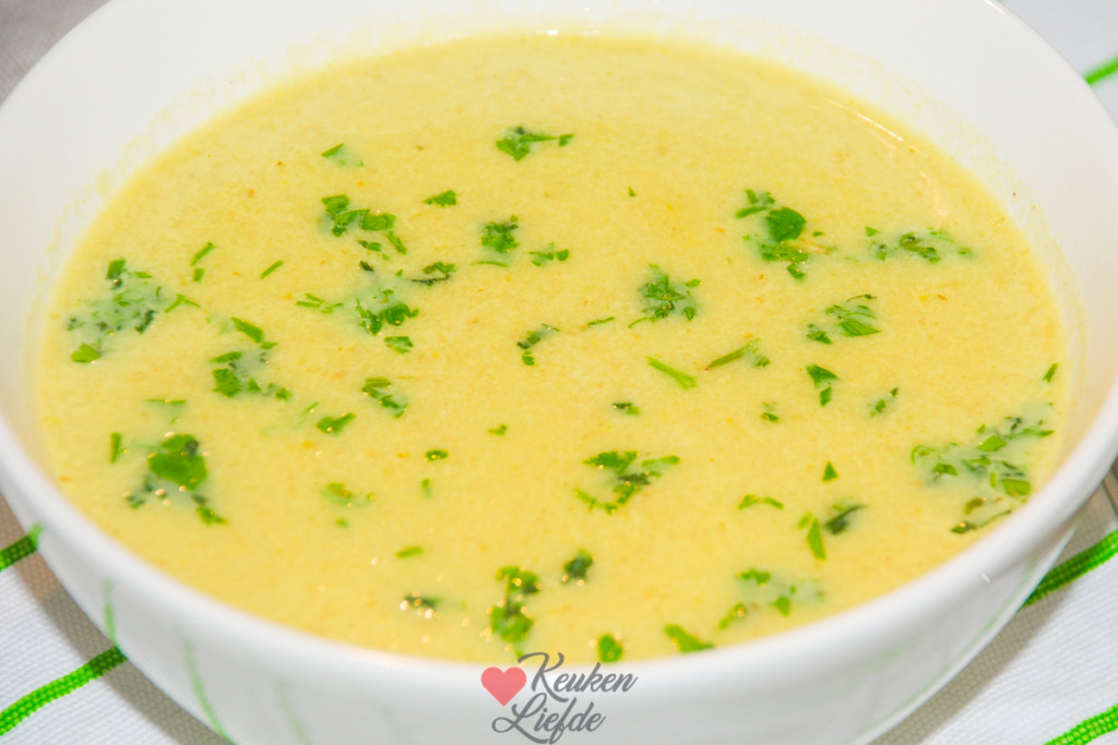 Romige witlofsoep met kerrie en appel