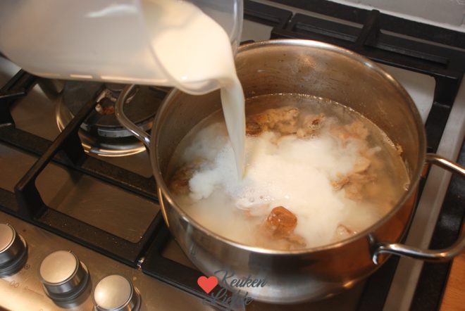 Voeg bouillontabletten, melk en water toe