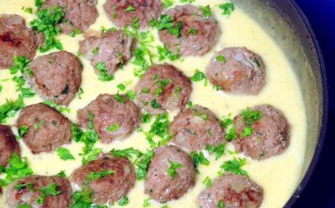 Voeg de gehaktballetjes toe aan de saus
