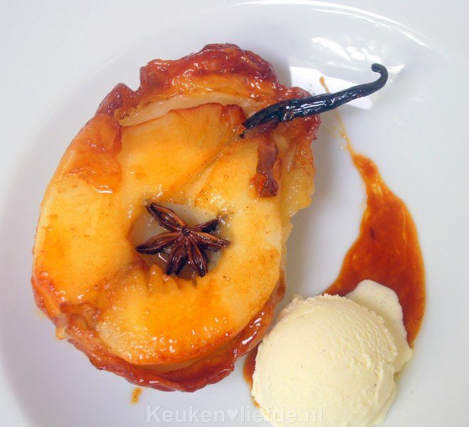 Perentaartje met karamelsaus