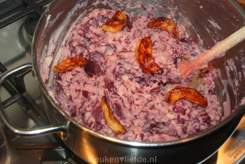 Rodekoolstamppot met gebakken appel