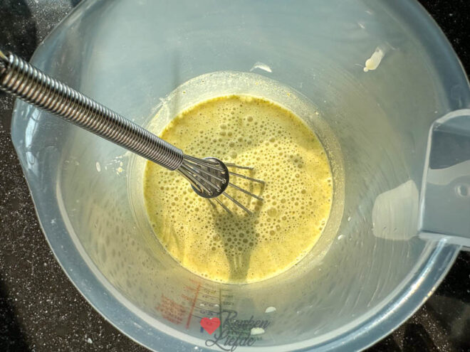 Klop de ingrediënten voor de roomsaus los en giet 2/3 over de schotel