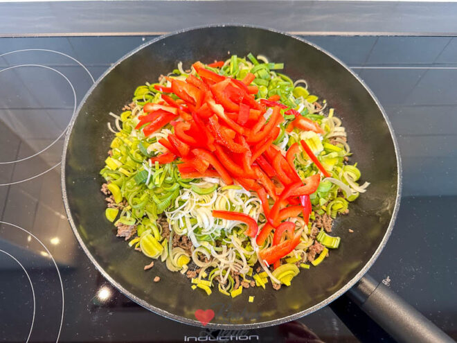 Bak het gehakt rul en bak de prei en paprika mee