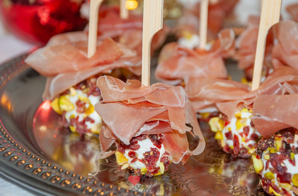 Geitenkaashapjes met serranoham, pistache en cranberry