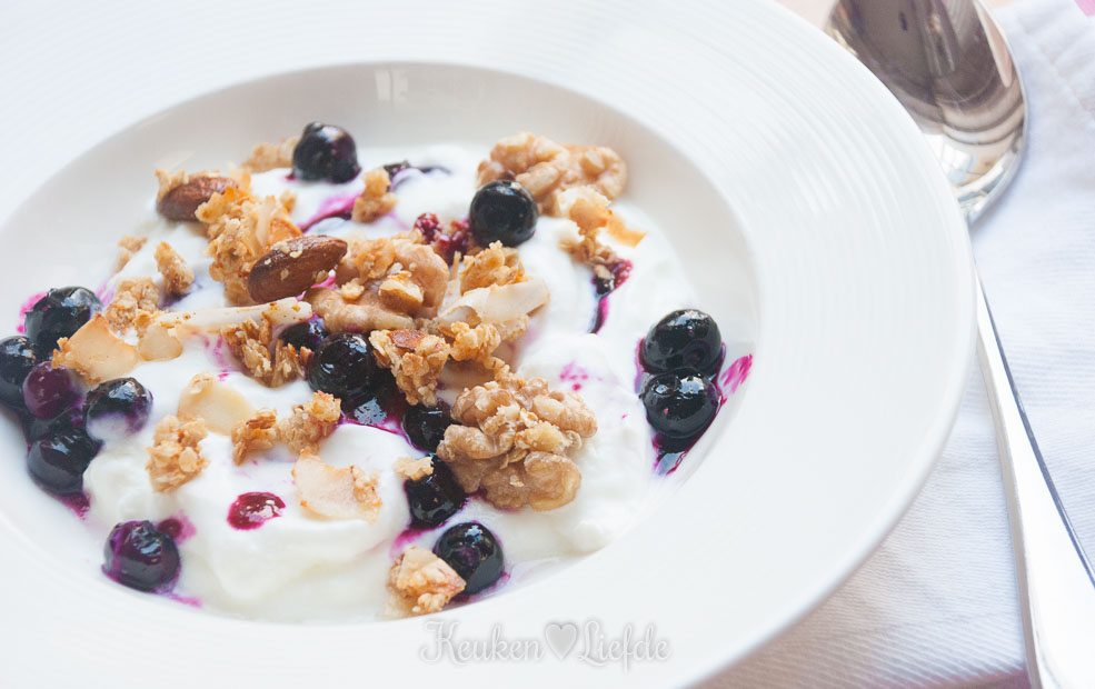 Yoghurt met granola en blauwebessencompote Yoghurt met granola en blauwebessencompote