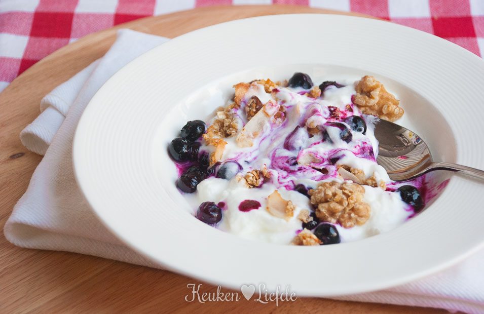 Yoghurt met granola en blauwebessencompote Yoghurt met granola en blauwebessencompote