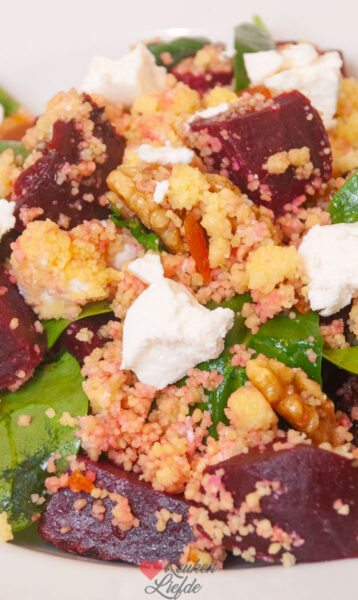 Meng de couscous met alle ingrediënten