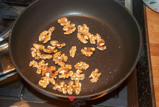 Snijd de bietjes en abrikozen en rooster de walnoten