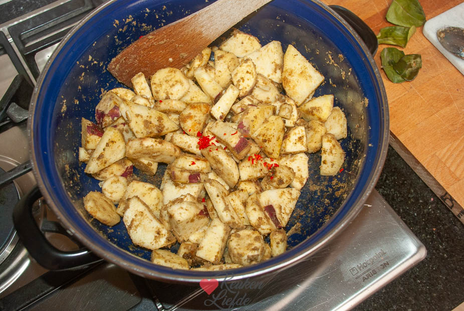 Bak de groene currypasta kort mee met de zoete aardappel en pastinaak