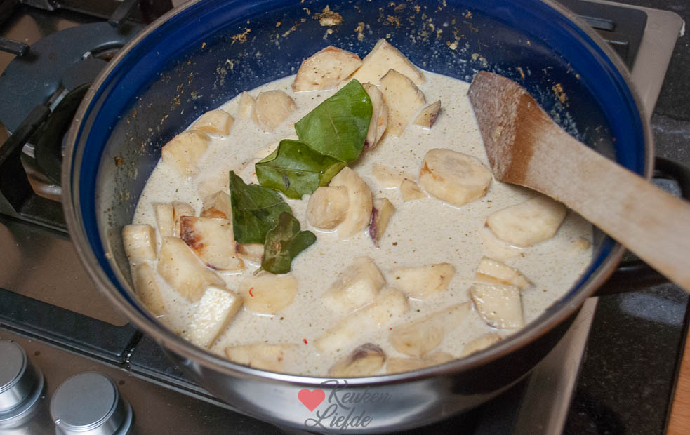 Voeg de bouillontablet, kokosmelk en het water toe