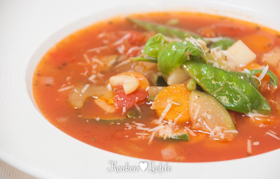 Italiaanse groentesoep: minestrone Italiaanse groentesoep: minestrone