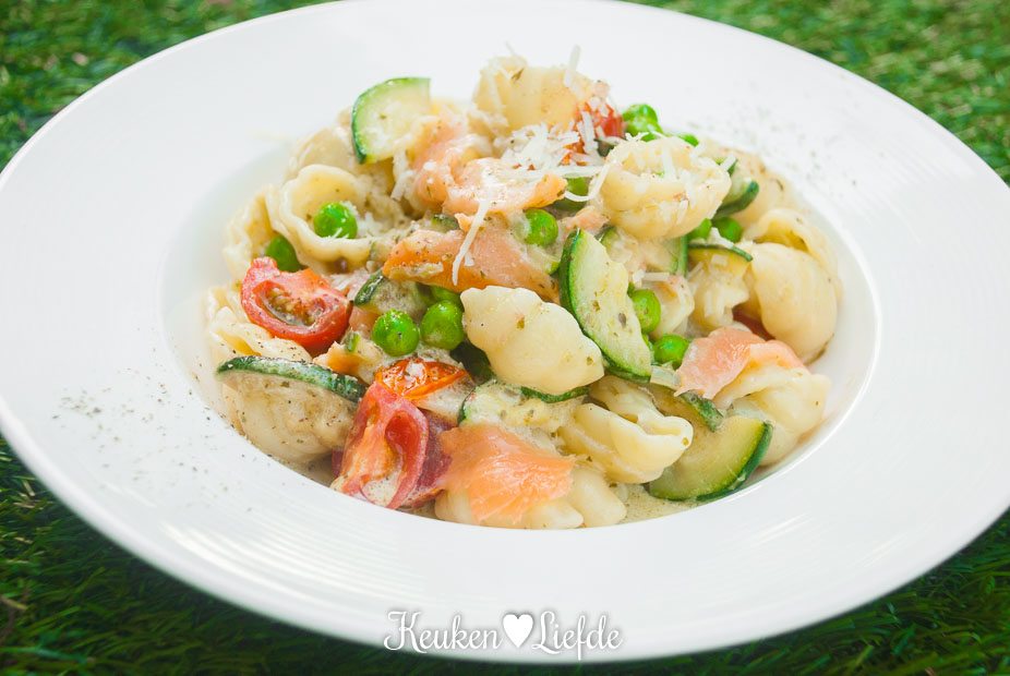 Pasta pesto met zalm en courgette