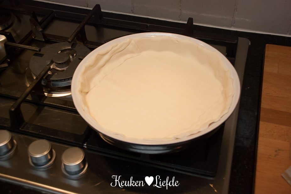 Bekleed de bakvorm met bladerdeeg