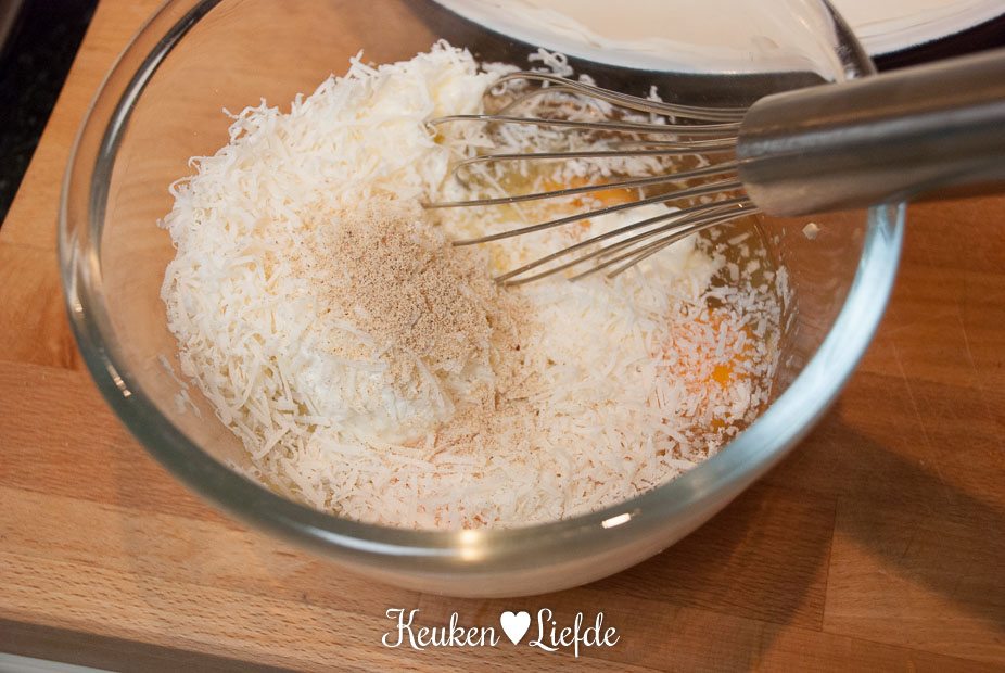 Klop de ingrediënten voor de vulling los