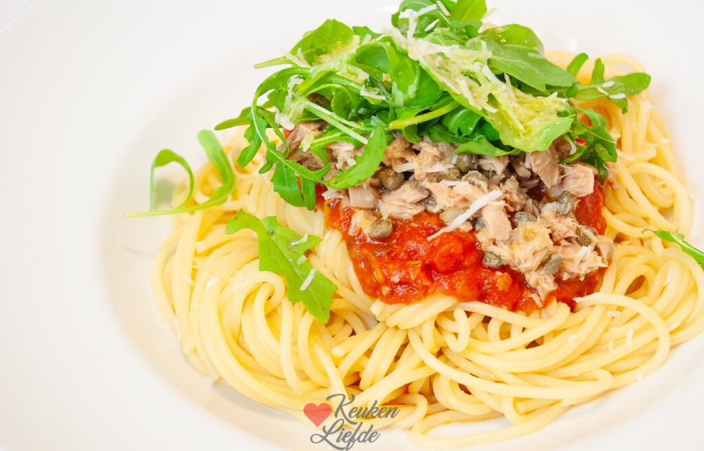 Pasta met tonijn en tomatensaus