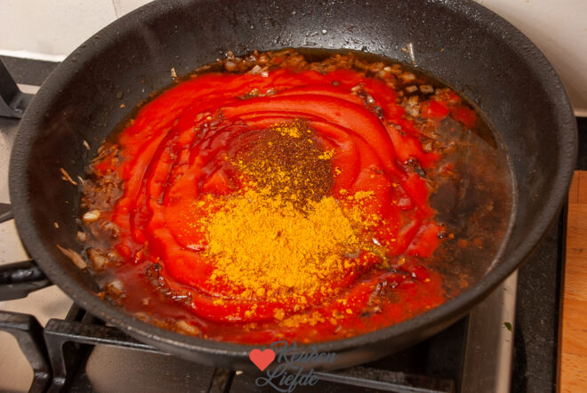 Maak de currysaus