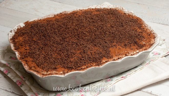 Bestrooi voor serveren met cacaopoeder en geraspte chocolade