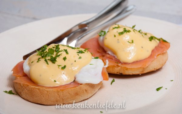Eggs benedict met gerookte zalm