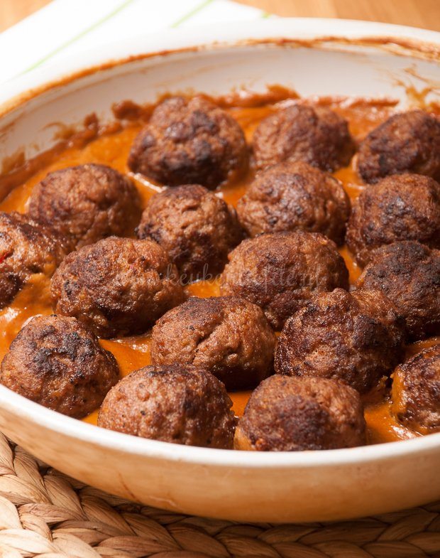 Video: gehaktballetjes in pindasaus