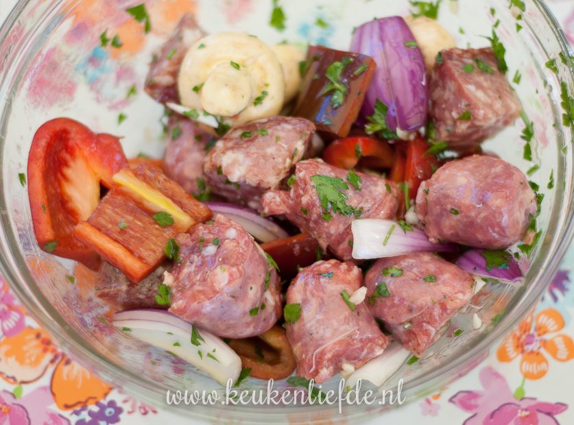 Koken op de camping: barbecue-worstspiezen