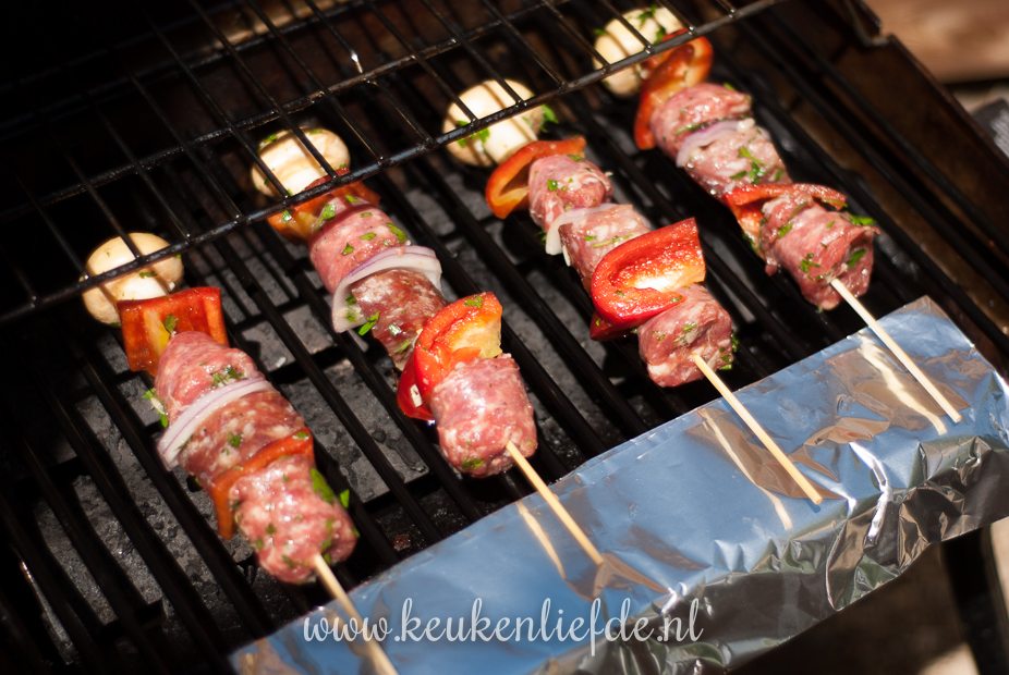 Koken op de camping: barbecue-worstspiezen