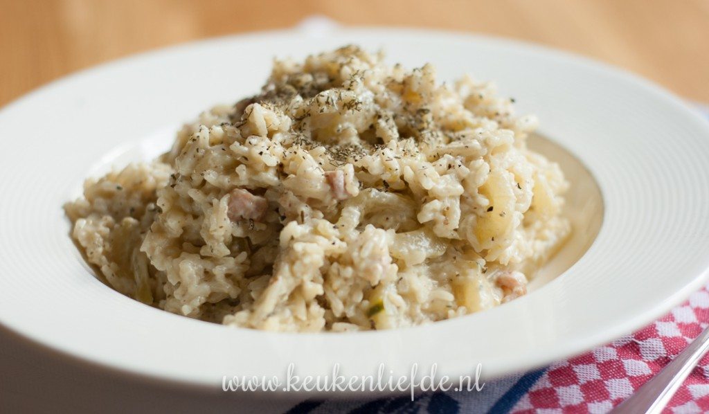 Eenpansgerecht met rijst en komkommer