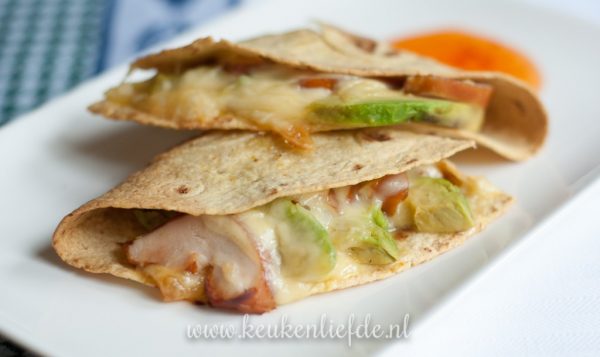 quesadilla met avocado en gerookte kip