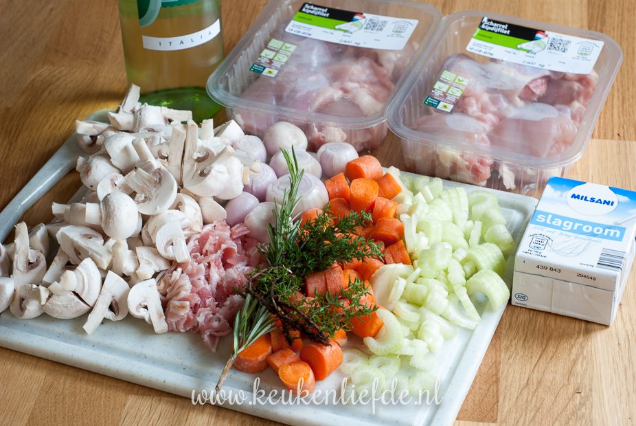 Ingrediënten voor het kippannetje met champignons en roomsaus