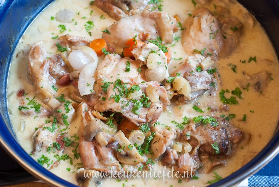 Laat zachtjes pruttelen tot de kip gaar en mals is