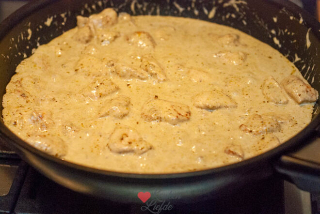 Voeg pesto, room en parmezaan toe