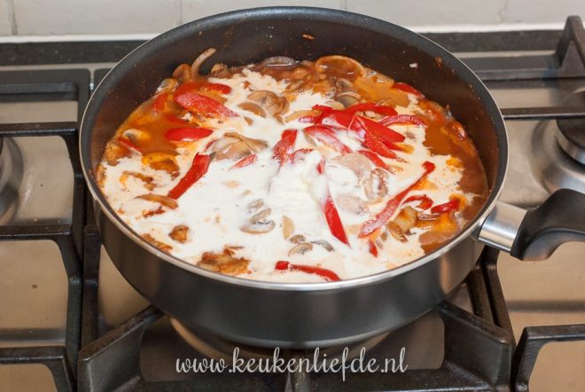 Maak de stroganoffsaus
