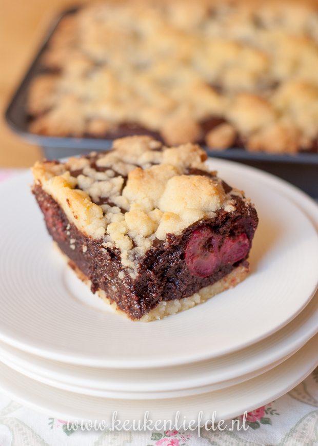 Kruimelbrownie met kersen