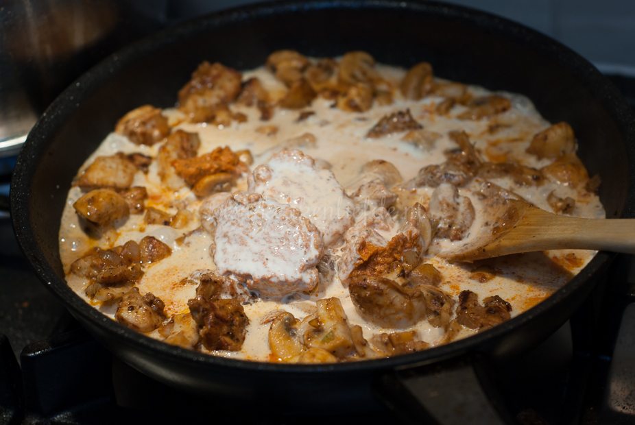 Pasta met rode pesto en kip