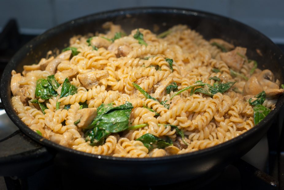 Pasta met rode pesto en kip