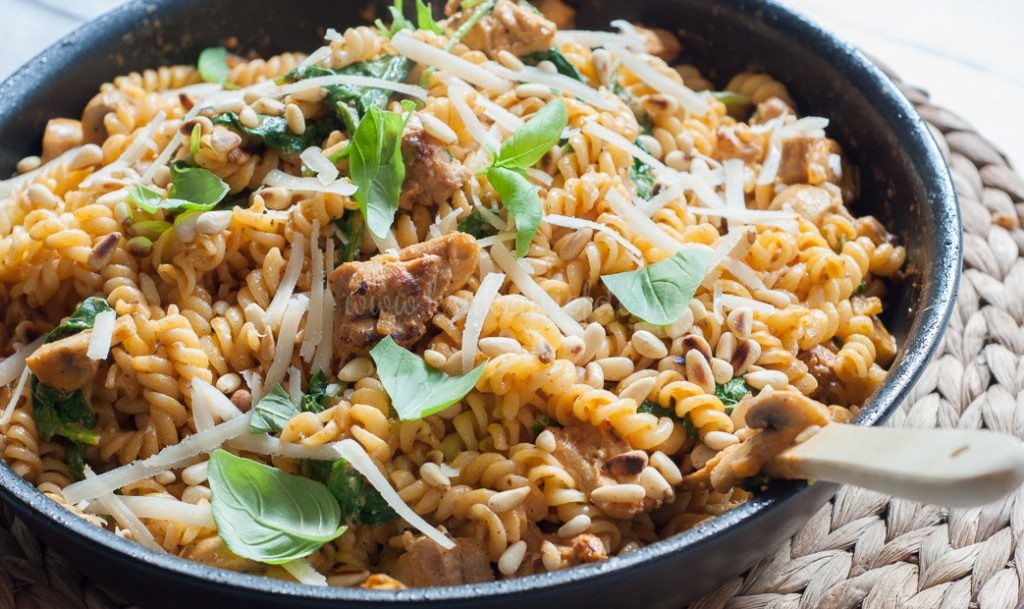 Pasta met rode pesto en kip Pasta met rode pesto en kip