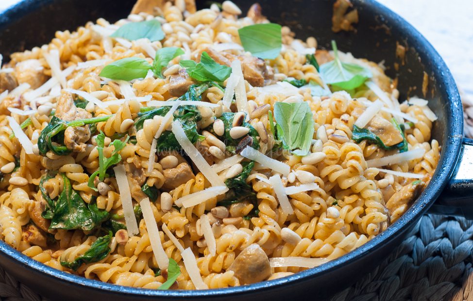 Pasta met rode pesto en kip