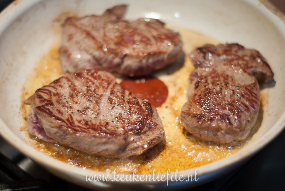 Hertenbiefstuk met rode portsaus