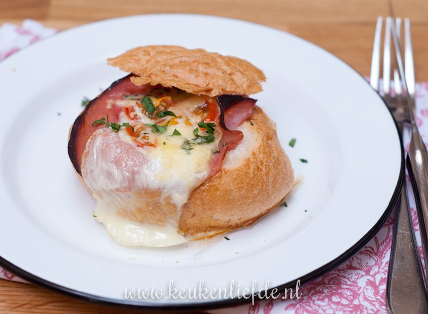 Gevuld broodje met ei en ham