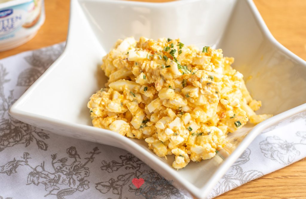Eiersalade zonder mayonaise – romig met Hüttenkäse en bieslook