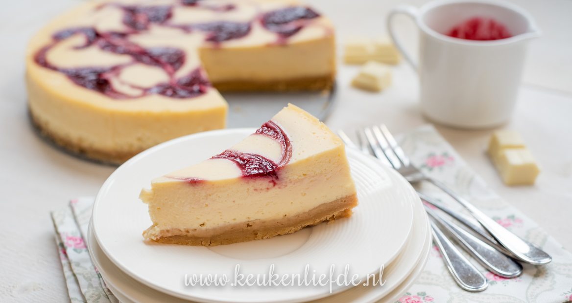 Witte-chocoladecheesecake met frambozensaus swirl (Starbucks copycat!)