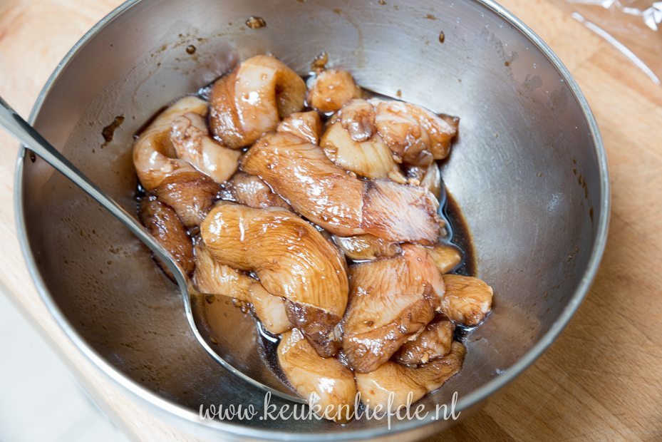 Kip siam met broccoli, paprika en cashew