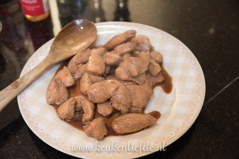 Kip siam met broccoli, paprika en cashew