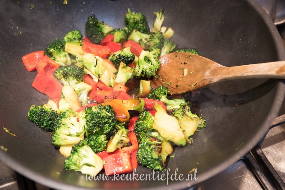 Kip siam met broccoli, paprika en cashew
