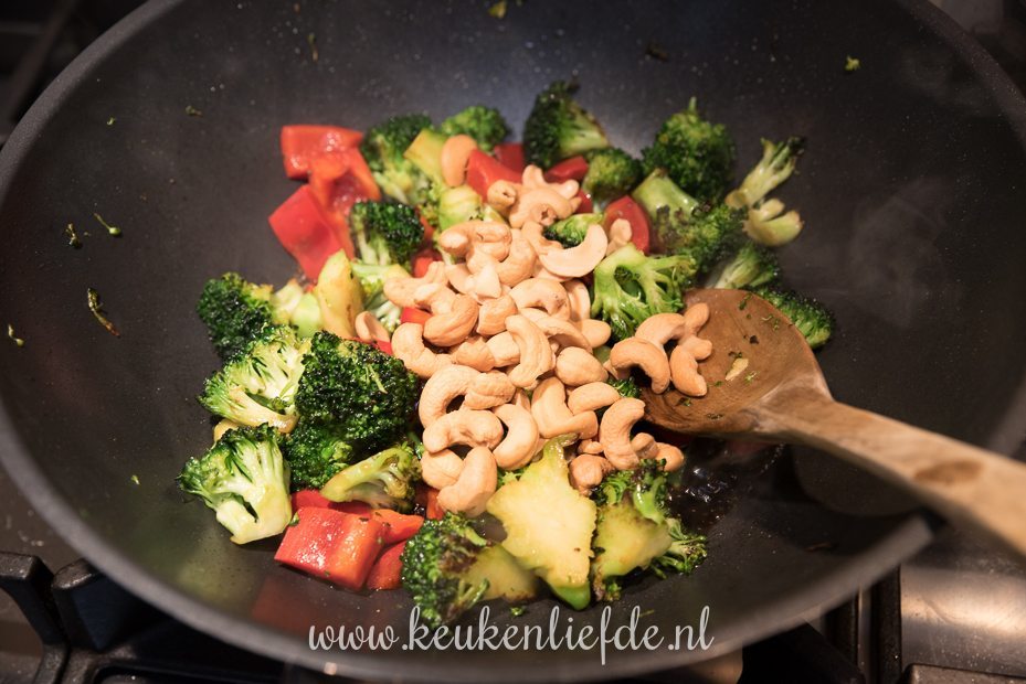 Kip siam met broccoli, paprika en cashew