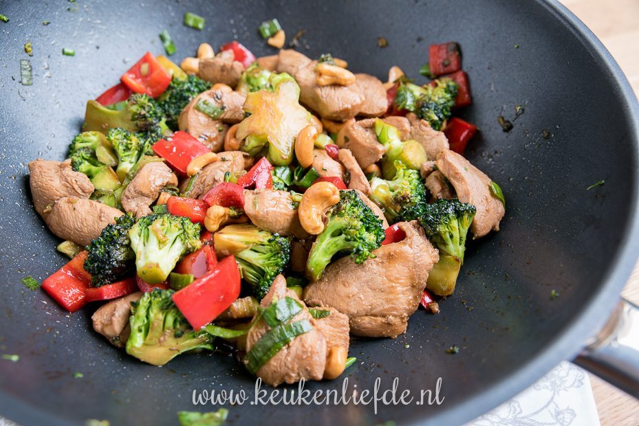 Kip siam met broccoli, paprika en cashew Kip siam met broccoli, paprika en cashew